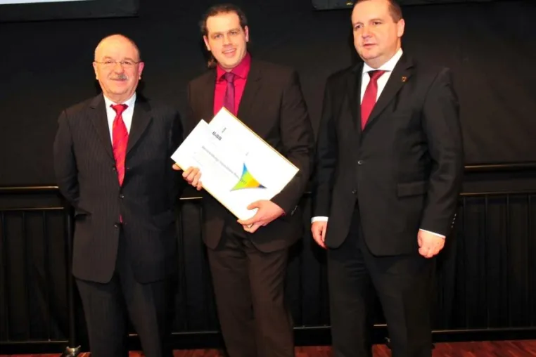 Ministerpräsident Mappus zeichnet Mario Neumann mit dem Weiterbildungs-Innovationspreis 2011 aus Bild: Ministerpräsident Mappus zeichnet Mario Neumann mit dem Weiterbildungs-Innovationspreis 2011 aus