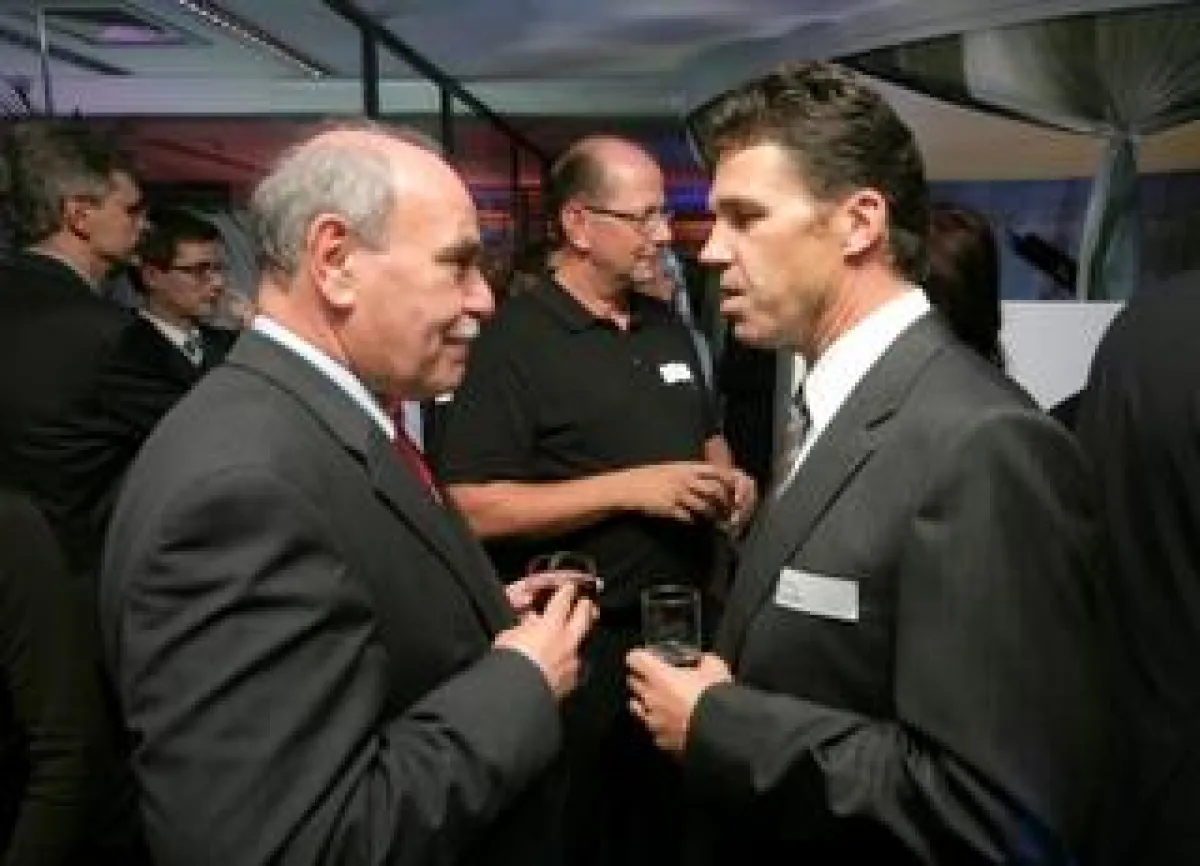 Winfried Keppler, Inhaber und Geschäftsführer der „engineering people GmbH“ (re.) im Gespräch mit dem Ulmer Oberbürgermeister Ivo Gönner.