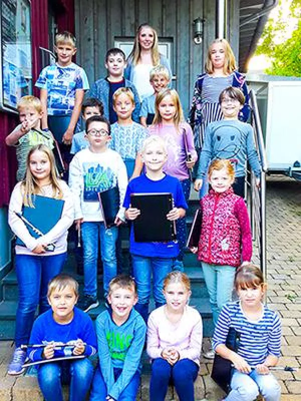Lina Hoffmann mit den 18 neuen Mitgliedern des Jugendzugs 2018