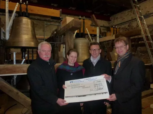 Bild: Raiffeisenbank Hochfranken West eG spendet 1.000,00 Euro für Stammbacher Glocken