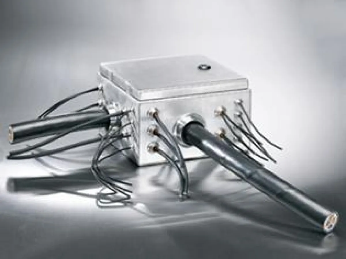 Foto „HatGLAND_enclosure.jpg“: „HatGLAND: Tight & Clean“