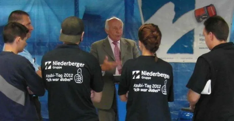 Bild: Tag der Auszubildenden 2012: NIEDERBERGER Gruppe ließ ihre Fachkräfte von morgen an den Niederrhein einfliegen