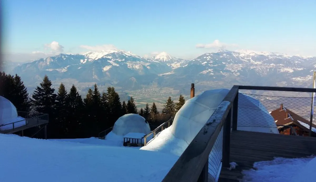 Igluzelte vor verschneiten Alpenpanorama