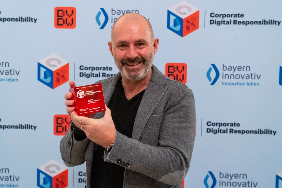 Christoph Ostler mit dem CDR Award (© Connected Reality)