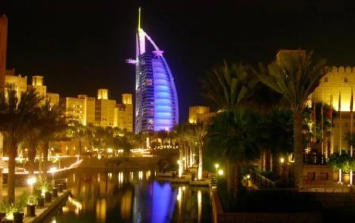 Das Burj al Arab bei Nacht