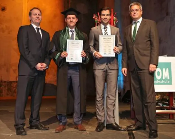 Bild: Auszeichnung für Duisburger Absolventen: Oliver Hasler und Sebastian Flaskamp erhalten ETL-Mittelstandspreis