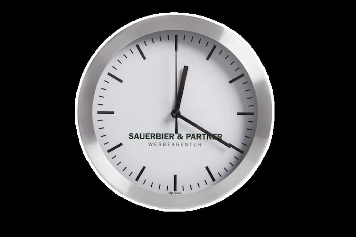 Eine Wanduhr, versehen mit Logo, ist ein Werbemittel, das oft jahrelang genutzt wird.