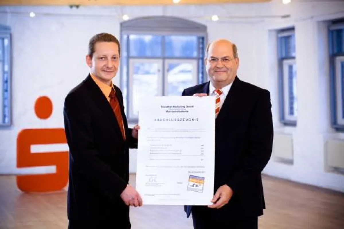 Jörg Rademacher vom Marktforschungsinstitut Trendfish (links) und Gerd Bröcker, Vertriebsdirektor der KSK Herzogtum Lauenburg