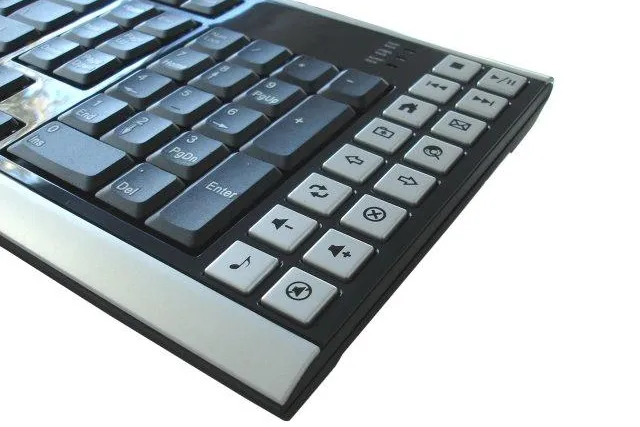 Bild: High-End Multimedia Tastatur im Klavierlack Design von IONE - Scorpius R1