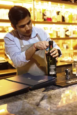 Bild: Neuer Stoff für Arbeitsbekleidung: Top Start für zwei neue Hotels mit acp collection