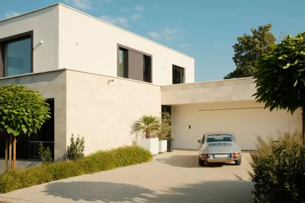 Bild: Wohnhaus mit repräsentativer Natursteinschale