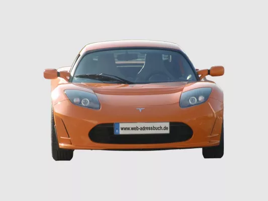 Bild: Tesla Roadster tankt an der Elektrotankstelle in Denzlingen