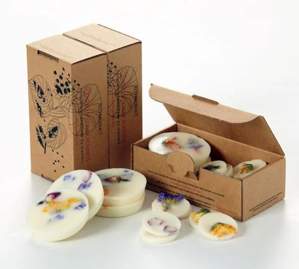 100% natürliche, handgefertigte Mini-Sojawachskerze + Deko-Rounds dekoriert mit Kräutern u. Blüten aus Lettland.