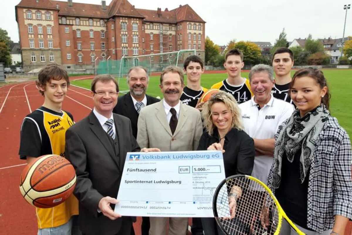 Direktor Bernd Bornhäusser (vorne, links) überreichte den Spendenscheck an Internatsleiterin Miriam Lang