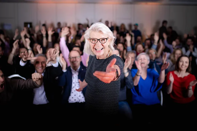 Internationaler Speaker Slam in München: Ulrike Luckmann spricht über den Verfall sprachlicher Ausdruckskraft Bild: Internationaler Speaker Slam in München: Ulrike Luckmann spricht über den Verfall sprachlicher Ausdruckskraft