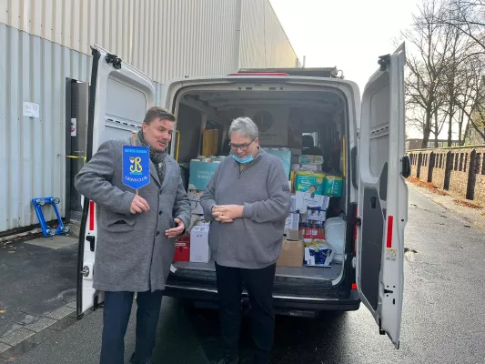 Bild: Der Lionsclub Duisburg Rhenania übergibt Lebensmittel im Wert von 4000,-€ an die Duisburger Tafel
