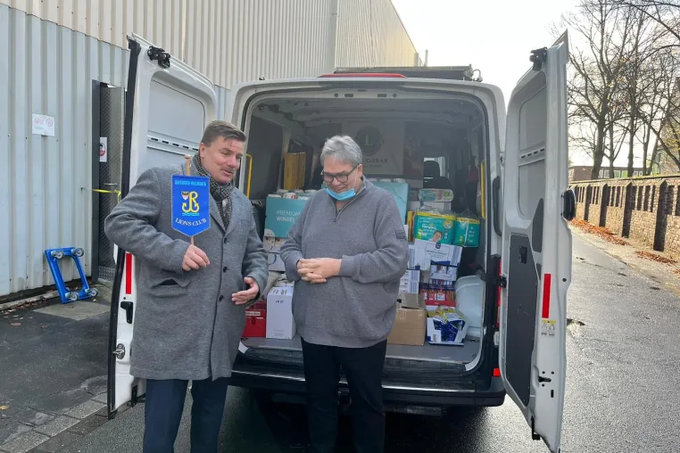 Der Lionsclub Duisburg Rhenania übergibt Lebensmittel im Wert von 4000,-€ an die Duisburger Tafel Bild: Der Lionsclub Duisburg Rhenania übergibt Lebensmittel im Wert von 4000,-€ an die Duisburger Tafel