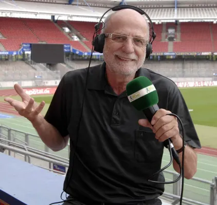 Bild: Bayern vs. Bremen - Klassiker trifft Kultstimme - Radio-Legende Günther Koch kommentiert Top-Spiel bei 90elf