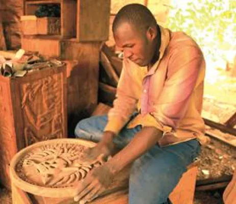 Bild: Schnitzeisen für Uganda: HolzWerken sammelt Werkzeugspenden für Holzkünstler