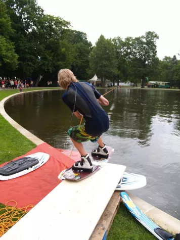 Bild: Tag der Niedersachsen in Aurich wird nass - Wasserski im Hafenbecken