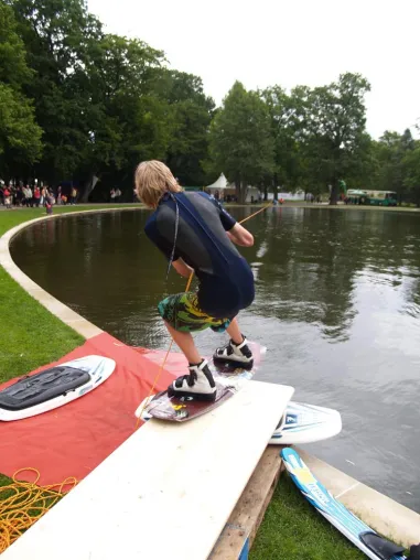 Tag der Niedersachsen in Aurich wird nass - Wasserski im Hafenbecken Bild: Tag der Niedersachsen in Aurich wird nass - Wasserski im Hafenbecken