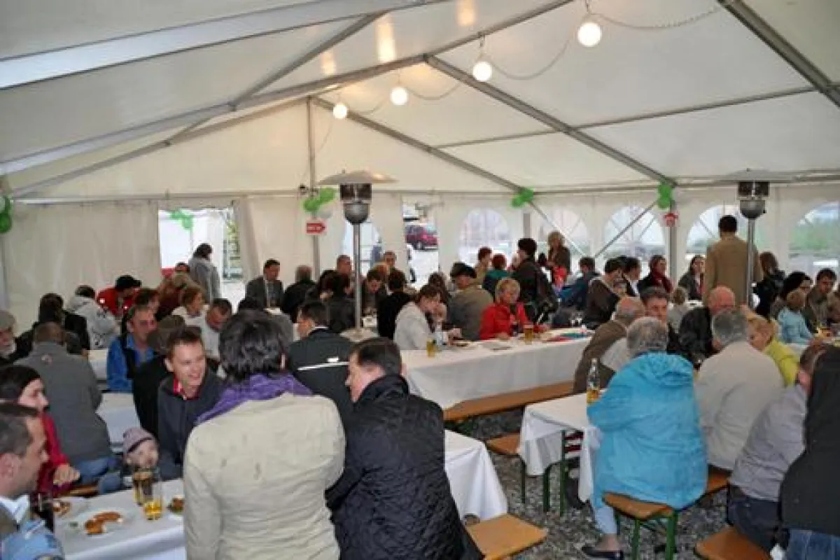 Gut besuchtes Festzelt am Baustellenfest.