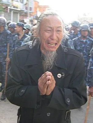 Nepal liefert zwei tibetische Flüchtlinge an den chinesischen Grenzschutz aus Bild: Nepal liefert zwei tibetische Flüchtlinge an den chinesischen Grenzschutz aus