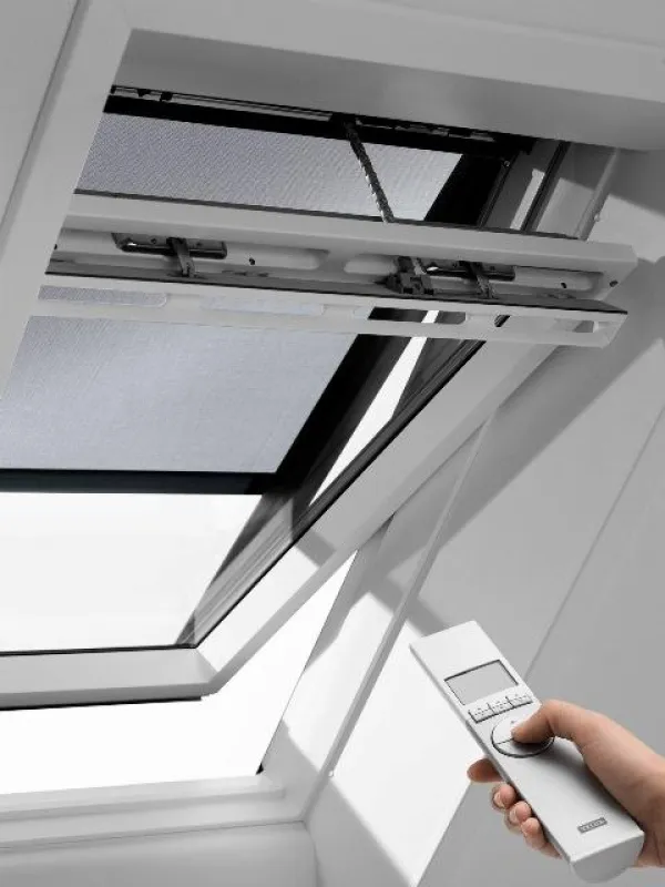 Hitzeschutz-Markisen für VELUX Dachfenster verhindern, dass sich Dachräume im Sommer zu sehr aufheizen. Frische Luft und guter Ausblick sind dennoch immer möglich. Sogar solarbetriebene Varianten mit