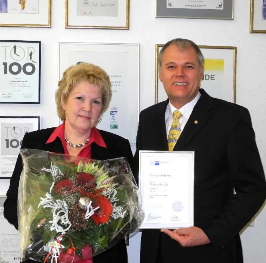 Doris Schellhammer mit IHK Urkunde, Senator h.c. Gerhard R. Daiger/Foto: Dr. Walser Dental GmbH