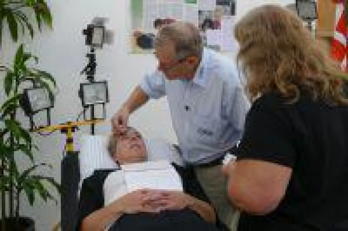 Akupunkteur John Boel mit einer Patientin bei einer Augen-Akupunktur