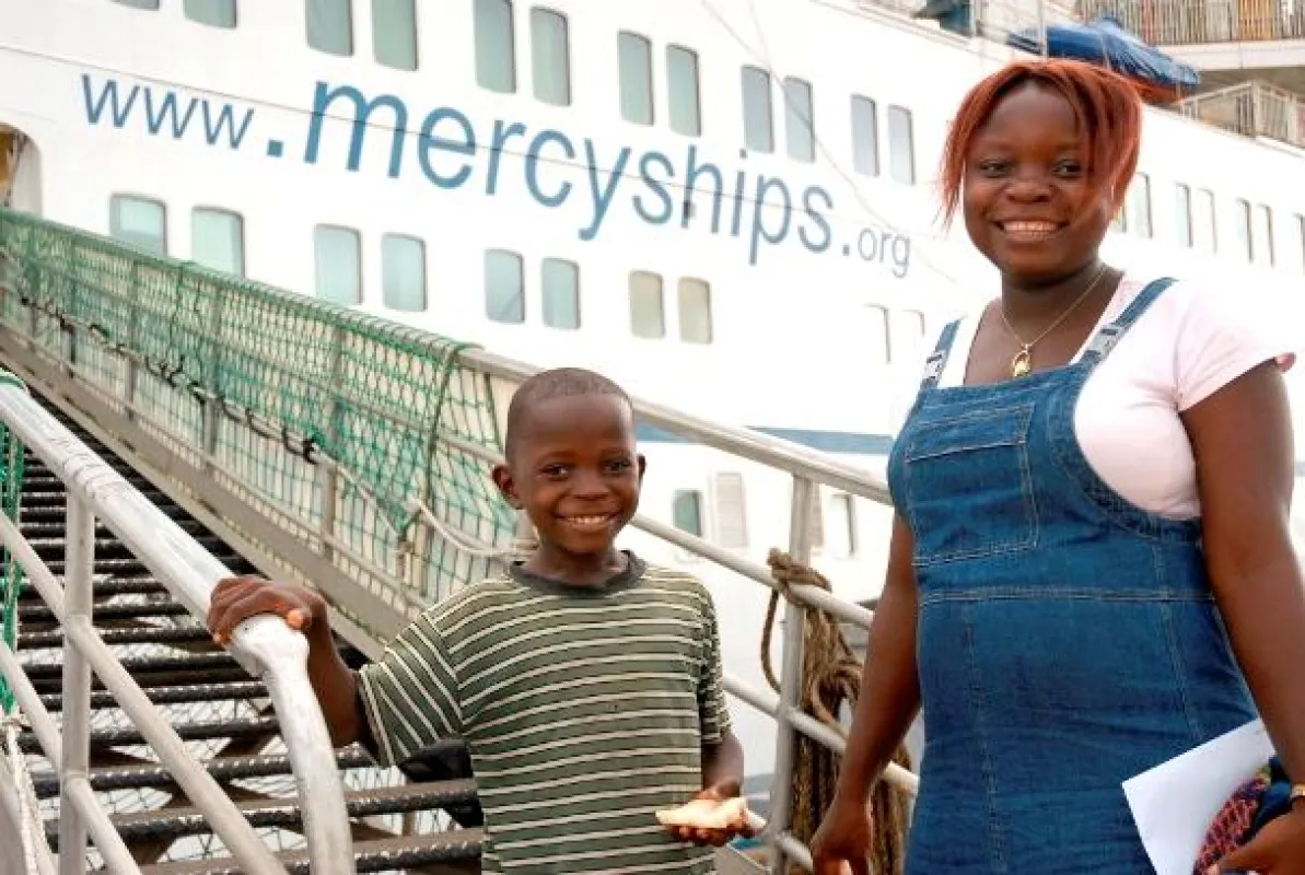 Benedict und seine Schwester verlassen nach erfolgreicher Operation überglücklich die Africa Mercy