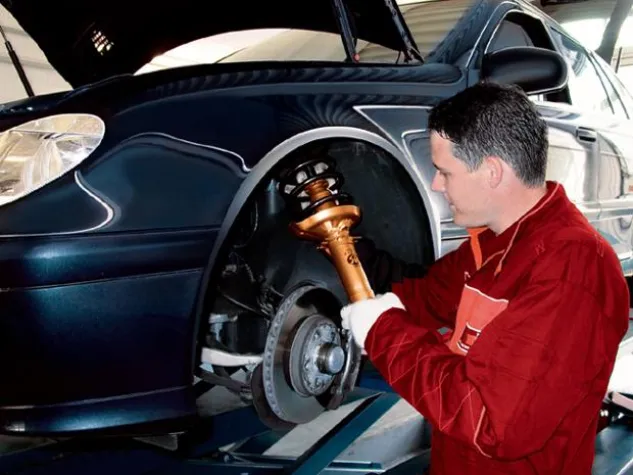 Bild: Beim Winter-Reifenwechsel unbedingt Stoßdämpfer und Federn überprüfen