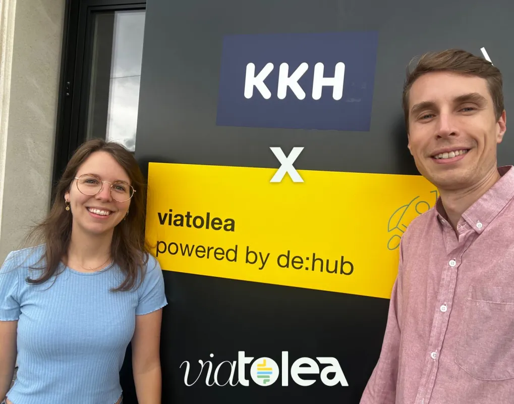viatolea Gründer:innen Pauline und Yannick feiern den Start der Kooperation (© PYRA MEDI GmbH)