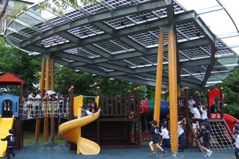 Zukunftsweisendes Solardachprojekt eröffnet: Sauberer Strom und attraktive Spielplatzüberdachung Bild: Zukunftsweisendes Solardachprojekt eröffnet: Sauberer Strom und attraktive Spielplatzüberdachung