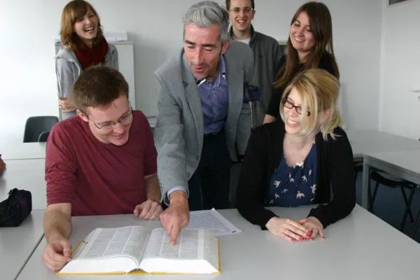 Bild: Einladung zum Live-Chat-Infoabend ins virtuelle Klassenzimmer: Online staatlich geprüfter Übersetzer werden