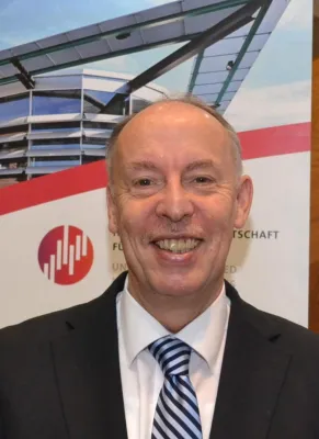 Bild: Prof. Dr. Michael Nagy berät Fußball-Bundesliga: Vortrag bei Vollversammlung der Behinderten-Fanbeauftragten