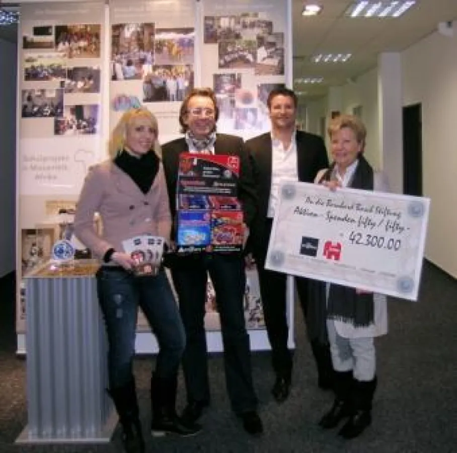 Eine stolze Summe für den guten Zweck. Offizielle Spendenscheckübergabe an Renate Bosch (4.v.l)