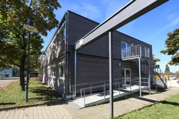 Bild: Anspruchsvolles Interimsgebäude für Schulzentrum in Bad Boll