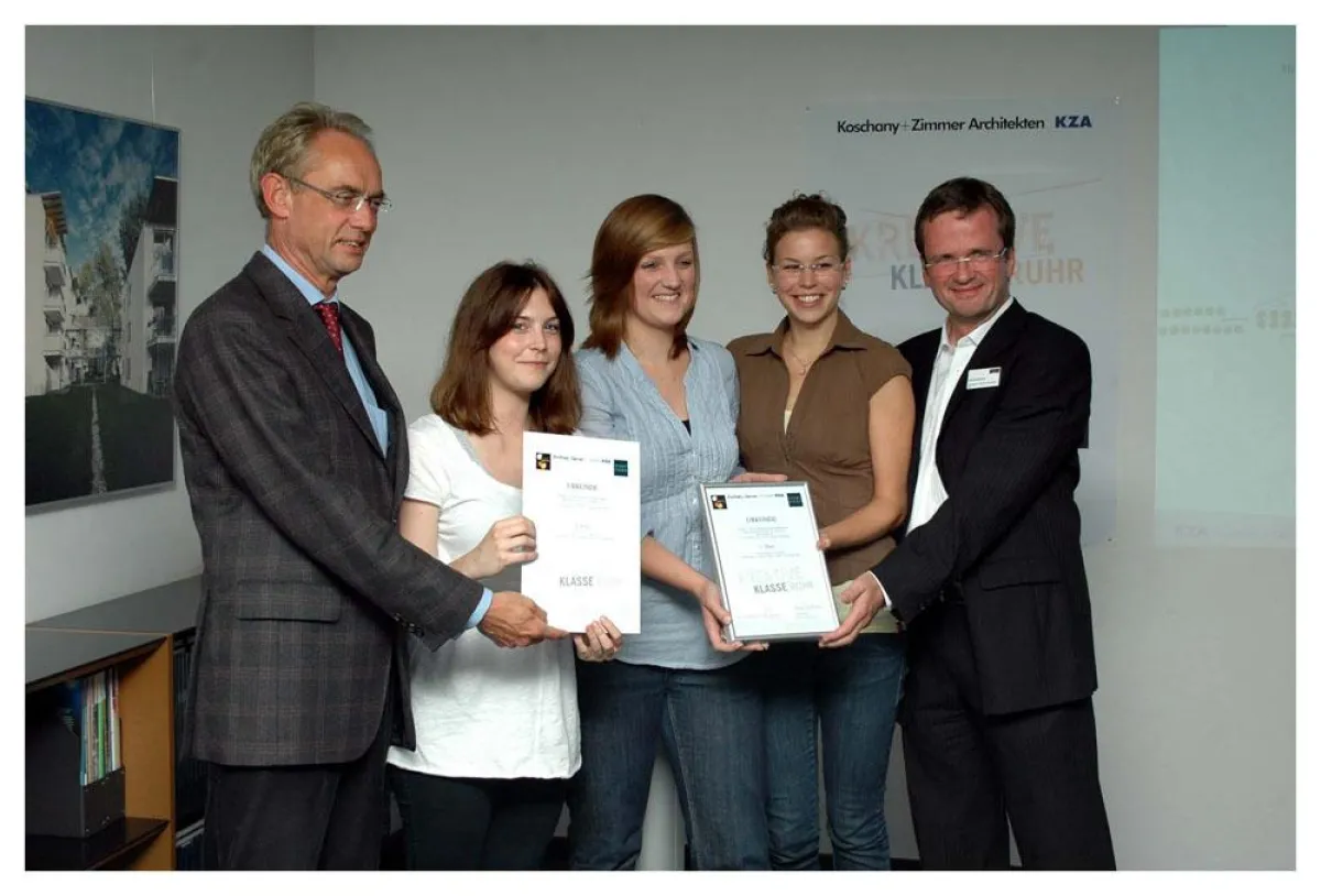 Preisverleihung am 2.09.2010 bei KZA in Essen | Planungsdezernent Hans-Jürgen Best und Axel Koschany mit den Preisträgerinnen