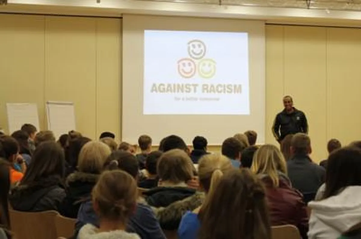 Musiker „2schneidig“ gestaltet Antirassismus-Workshops