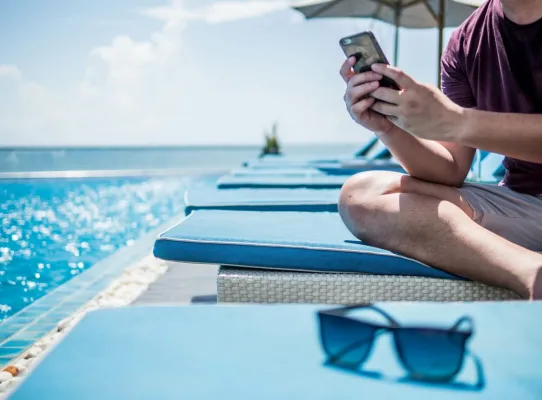 Bild: Immer mehr Arbeitnehmende werden im Urlaub beruflich kontaktiert