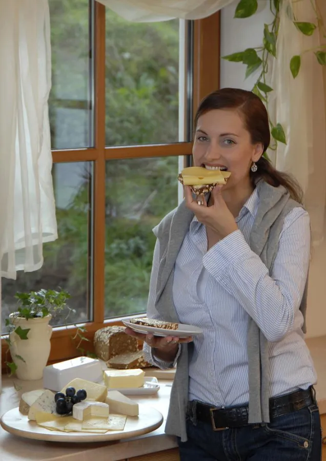 Das Käsebrot ist für die meisten Deutschen (80%) als absoluter Klassiker beliebt. Nur die Frage, ob würzig oder mild beantworten Männer und Frauen unterschiedlich. Bildquelle: LVBM