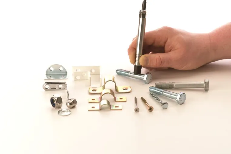 Neuentwicklung - QNix® 8500 Stift-Sonde für Präzisions-Messungen von Mikroschichtdicken auf Kleinteilen Bild: Neuentwicklung - QNix® 8500 Stift-Sonde für Präzisions-Messungen von Mikroschichtdicken auf Kleinteilen