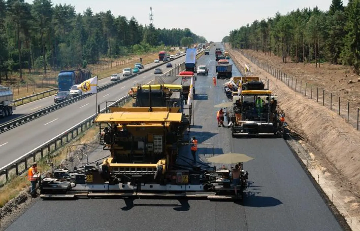 In den vergangenen zwei Wochen wurde die nahtlose Herstellung der Fahrbahn auf einer Breite von 14,50 Metern vorgenommen.