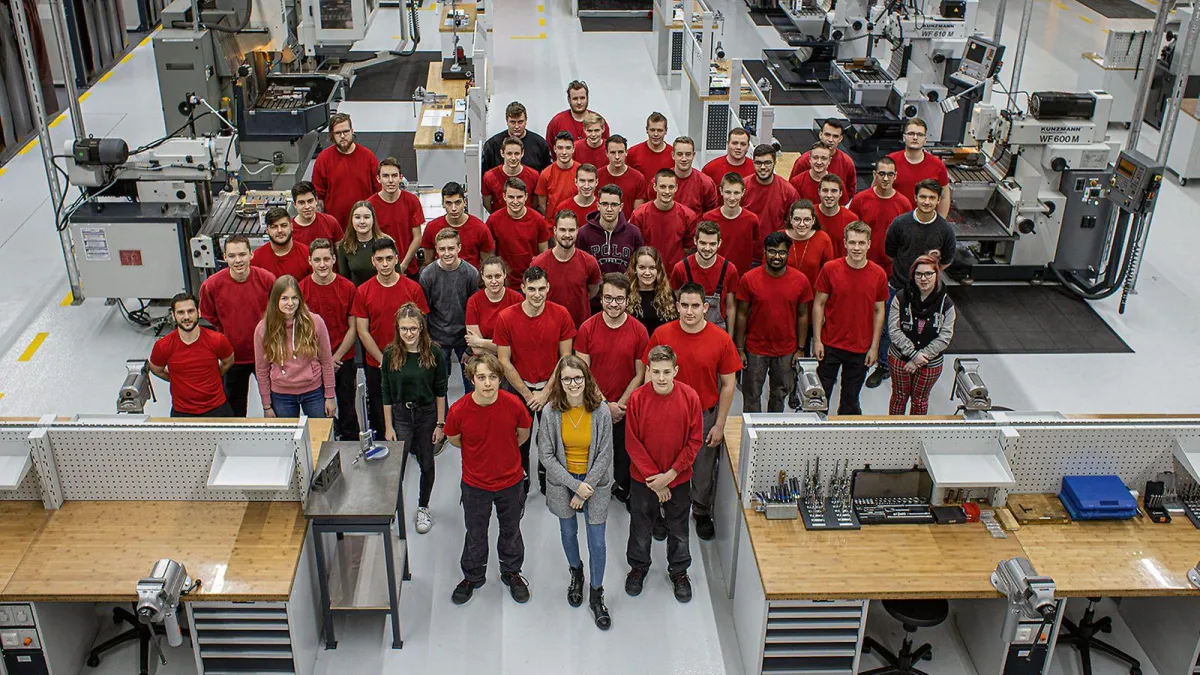 Die Auszubildende und duale Studenten im neuen Ausbildungszentrum am Standort Weißenhorn