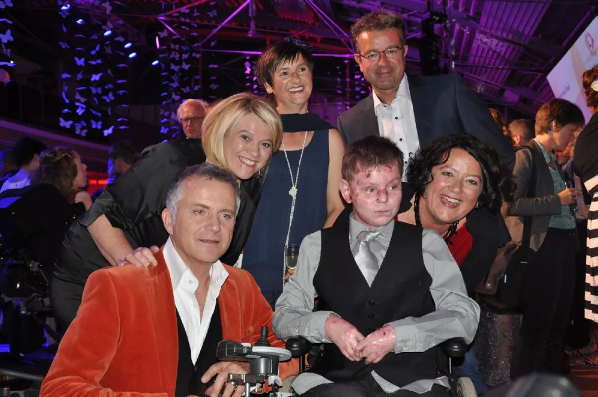 Der 15-jährige Daniel Masut, das erste nestwärme-Kind, freut sich mit (von links) Jörg Knör, Léa Lin