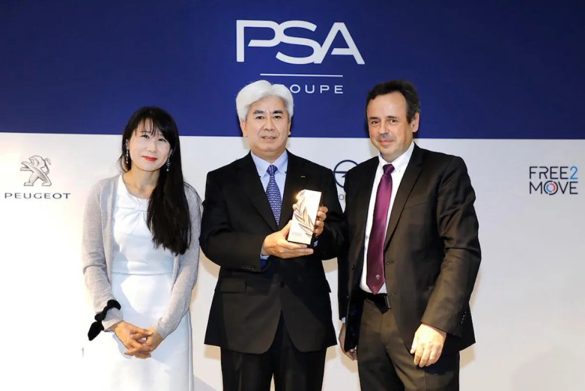 Keiichi Handa (Executive Vice President KYB Corporation) nimmt die Auszeichnung entgegen.