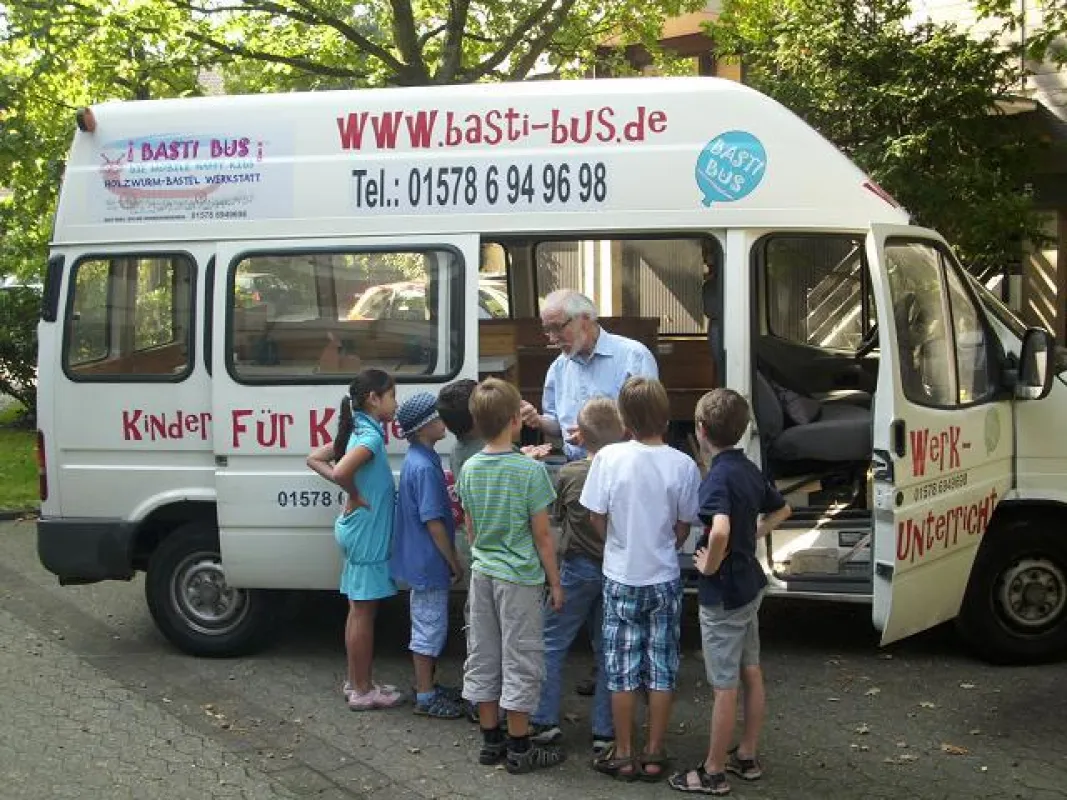 Der Basti Bus mit seinem pädagogischen Leiter Jo Ruppelt