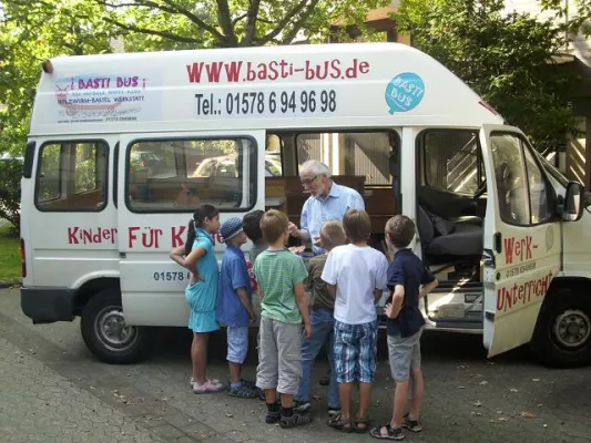 Bild: Kinder feiern Geburtstag im Basti-Bus