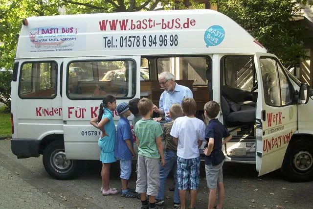 Bild: Kinder feiern Geburtstag im Basti-Bus
